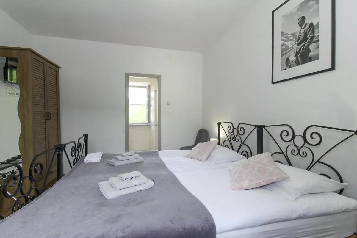 Villa Tina Livade In Gradinje - Haus Fuer 8-12 Personen 0*,  Croacia