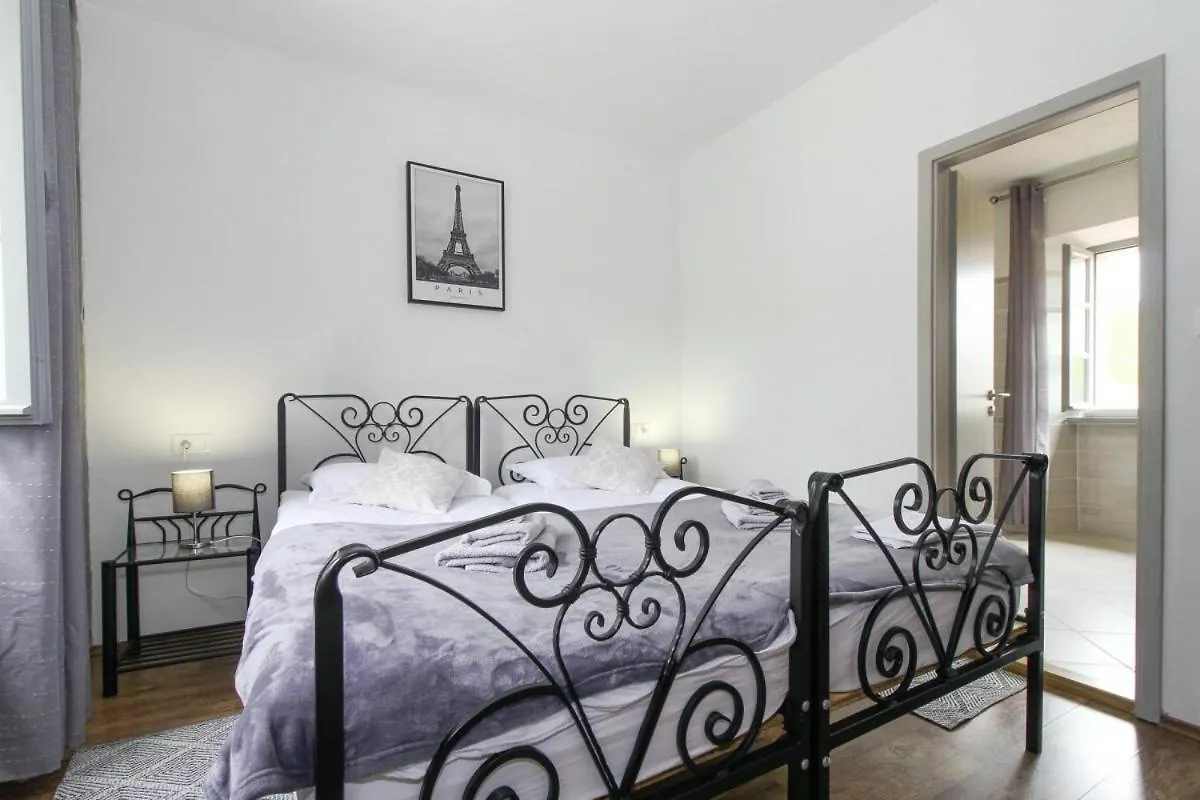 Villa Tina Livade In Gradinje - Haus Fuer 8-12 Personen Croacia